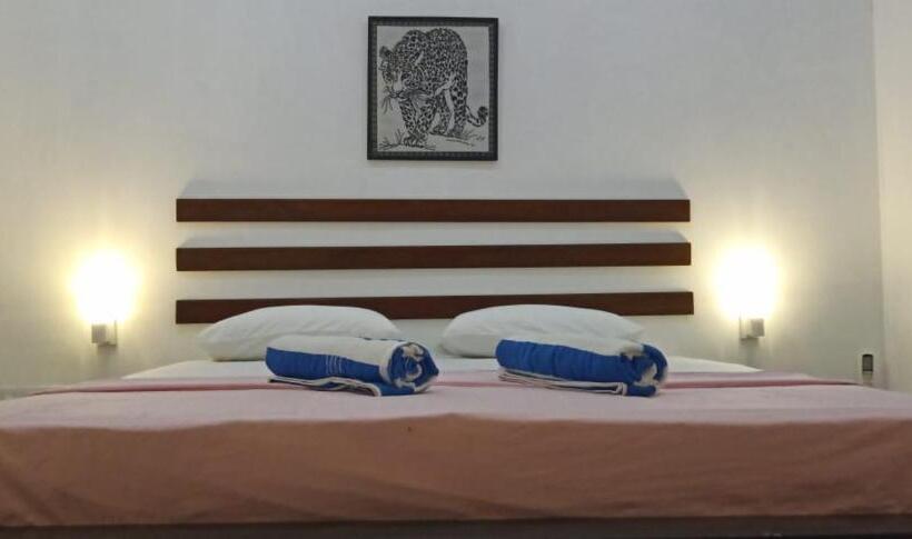اتاق استاندارد با چشم‌انداز باغ, Petit Guest House