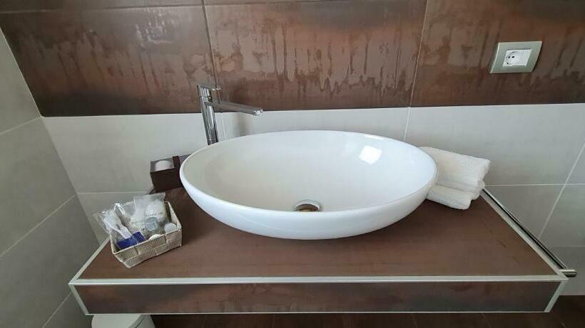 اتاق راحتی سه تخته, Elements B&b