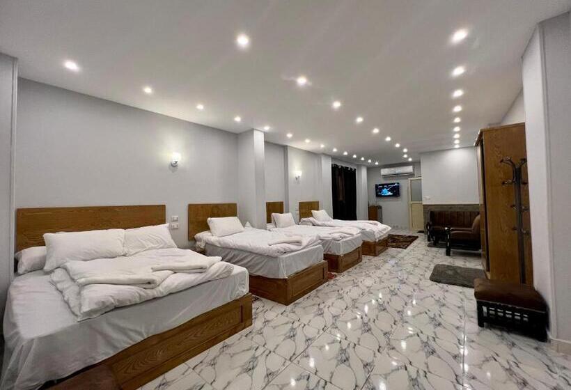 سوئیت جونیور با چشم‌انداز باغ, Life Pyramids Inn