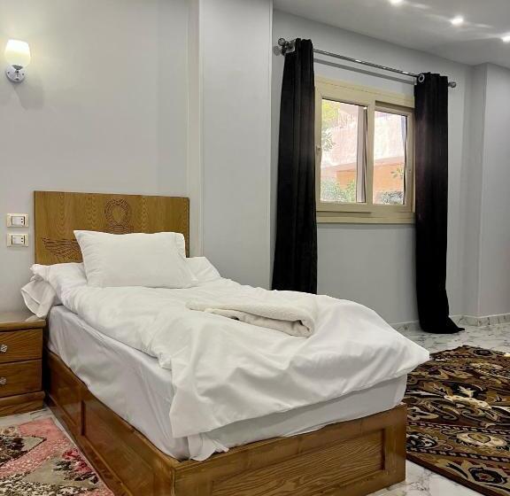 سوئیت جونیور با چشم‌انداز باغ, Life Pyramids Inn