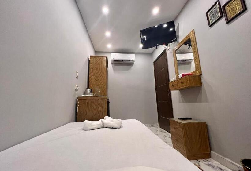 اتاق استاندارد یک نفره, Life Pyramids Inn