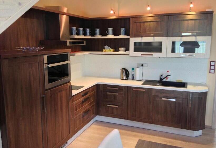 شقة غرفة نوم واحدة مزودة بشُرفة, Lake View Apartments Near Golf Resort Kunětická Hora, Dříteč