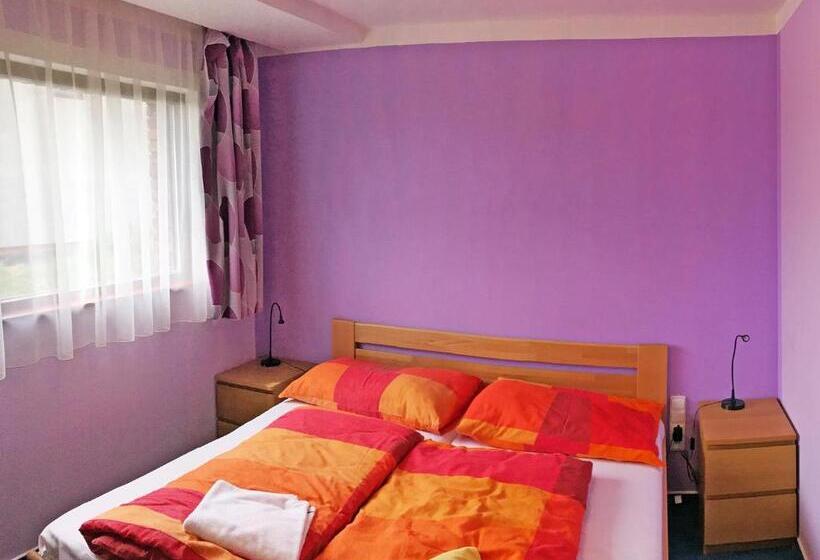 شقة غرفتين نوم مزودة بتراس, Lake View Apartments Near Golf Resort Kunětická Hora, Dříteč