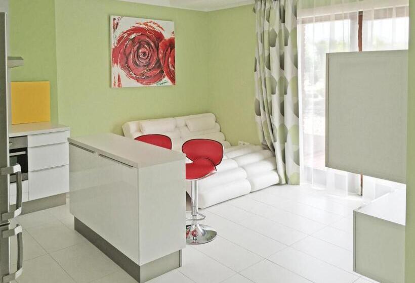 شقة غرفتين نوم مزودة بتراس, Lake View Apartments Near Golf Resort Kunětická Hora, Dříteč