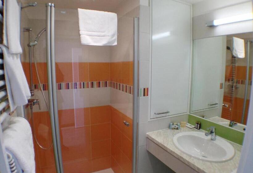 شقة غرفتين نوم مزودة بشُرفة, Lake View Apartments Near Golf Resort Kunětická Hora, Dříteč