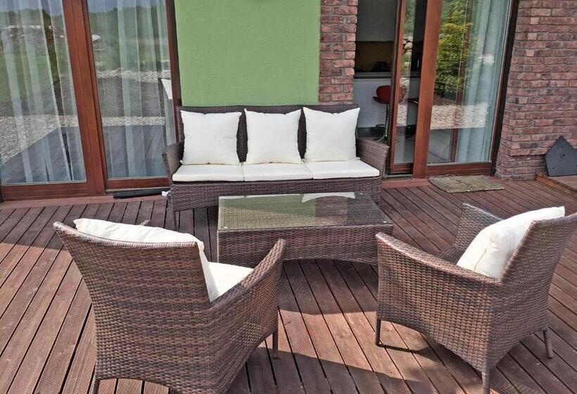 شقة غرفتين نوم مزودة بتراس, Lake View Apartments Near Golf Resort Kunětická Hora, Dříteč