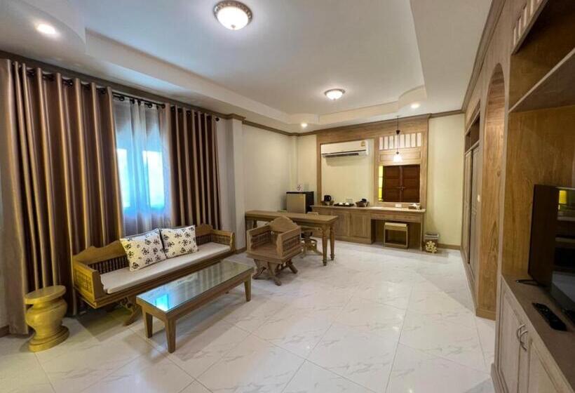 اتاق سوپریور با تخت بزرگ, Huen Him Kong Hotel Phrae