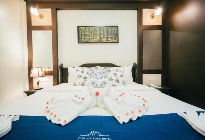 اتاق سوپریور با تخت بزرگ, Huen Him Kong Hotel Phrae