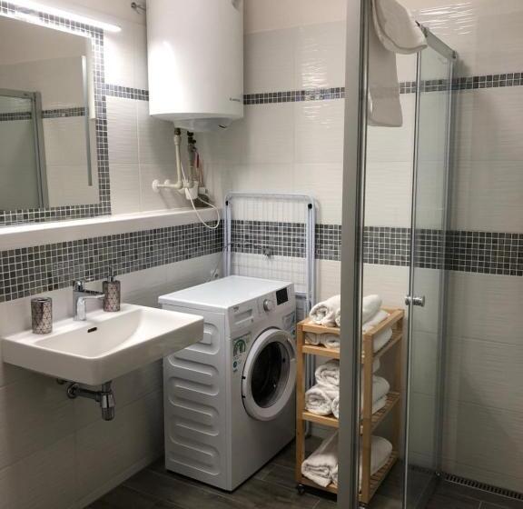 آپارتمان 1 خوابه با تراس, Apartmány Koněvova