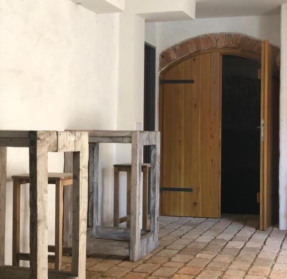آپارتمان 1 خوابه با تراس, Apartmány Koněvova
