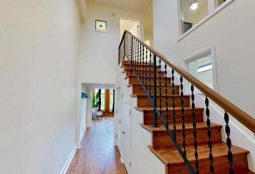 חדר סטנדרט, The Lofts At 107