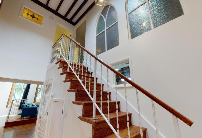 דירת שני חדרים, The Lofts At 107