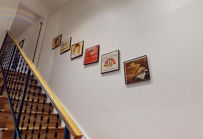 דירת חדר, The Lofts At 107