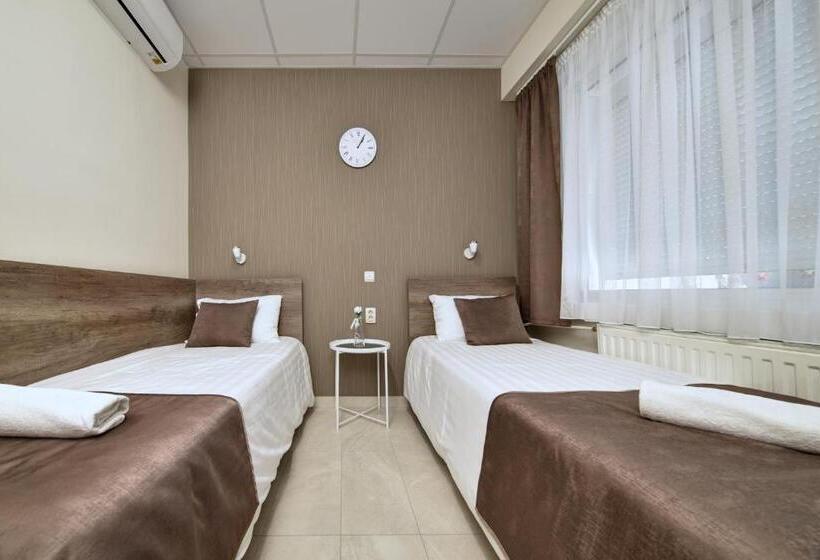 Номер Стандарт, Familia Panzió & Apartmanház Győr