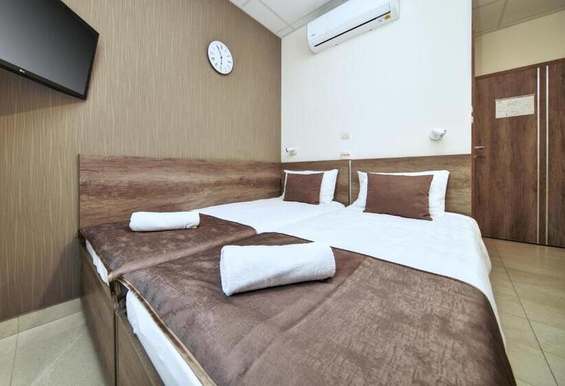 Номер Стандарт, Familia Panzió & Apartmanház Győr