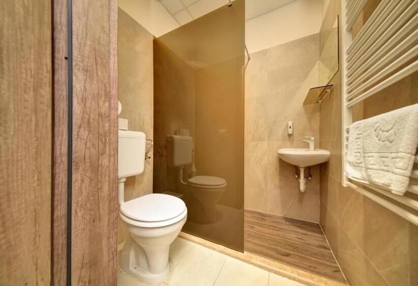 Номер Стандарт Трехместный, Familia Panzió & Apartmanház Győr