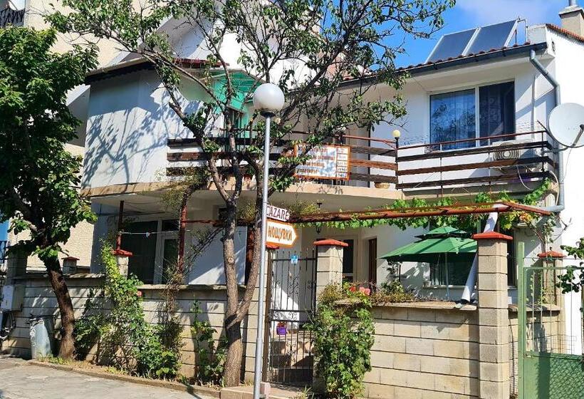 Трехместный Номер Стандарт с Балконом, Fema Guest House