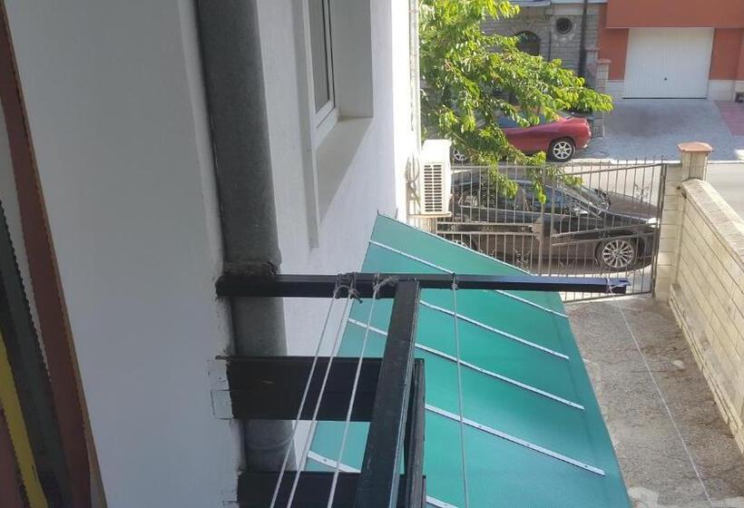 Трехместный Номер Стандарт с Балконом, Fema Guest House