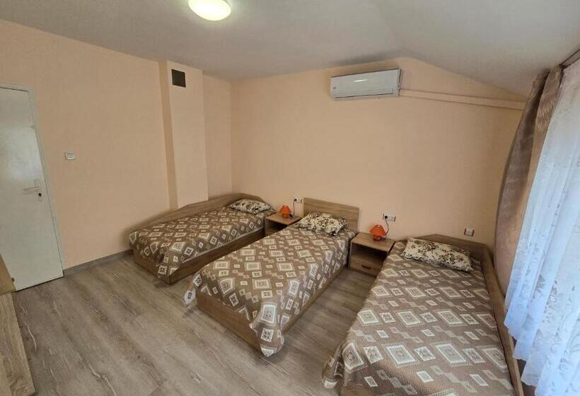 Трехместный Номер Стандарт с Балконом, Fema Guest House