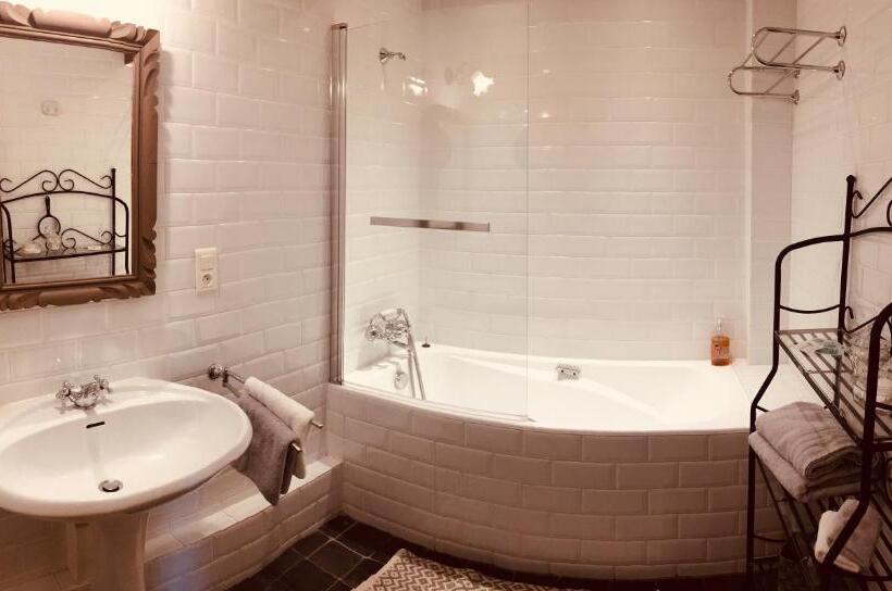 اتاق استاندارد, Au 16 Place Saint Louis