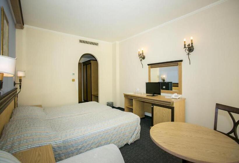 可看到停车场的标准间, Atrium Beach Hotel   All Inclusive