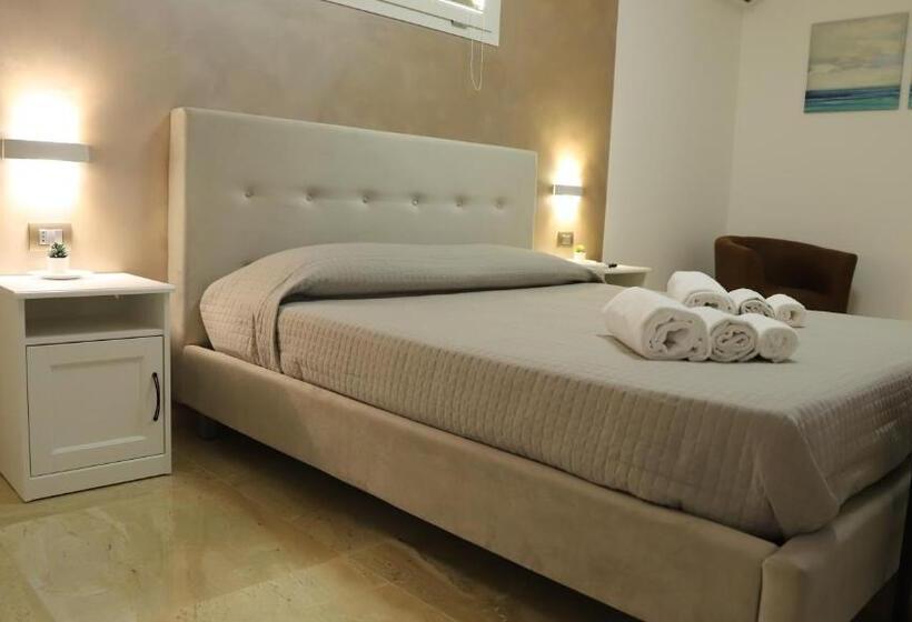 Quarto Triplo Estandar com Sacada, Avola My House B&b