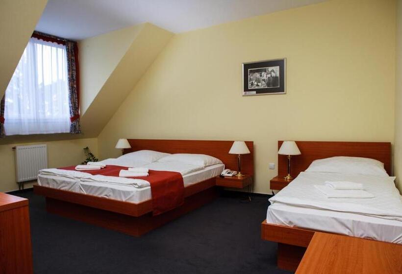 Люкс, Lipa Hotel és étterem