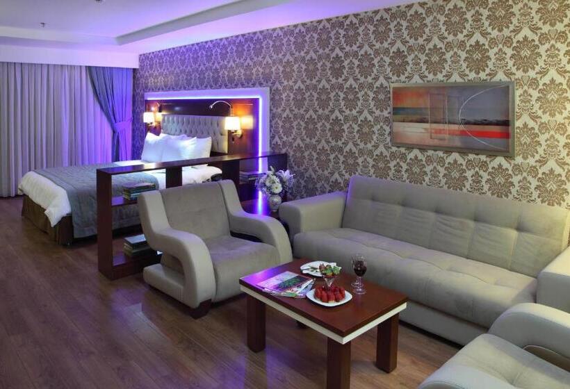 سوئیت با تخت بزرگ, Senbayrak City