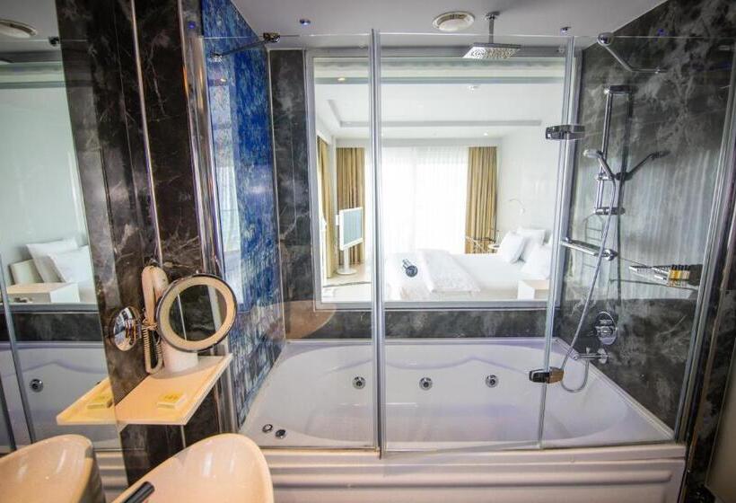 اتاق لوکس با چشم‌انداز دریا, Venn Boutique