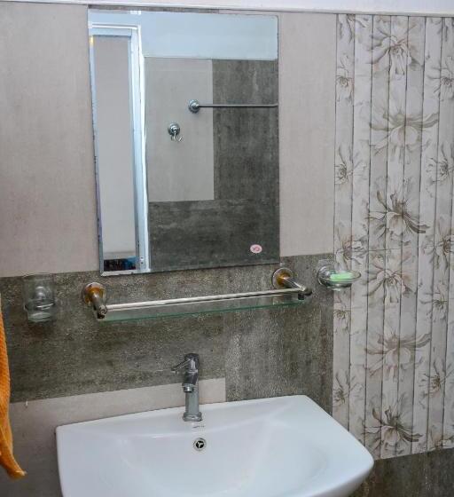 اتاق اکونومی, Joseph Family Villa