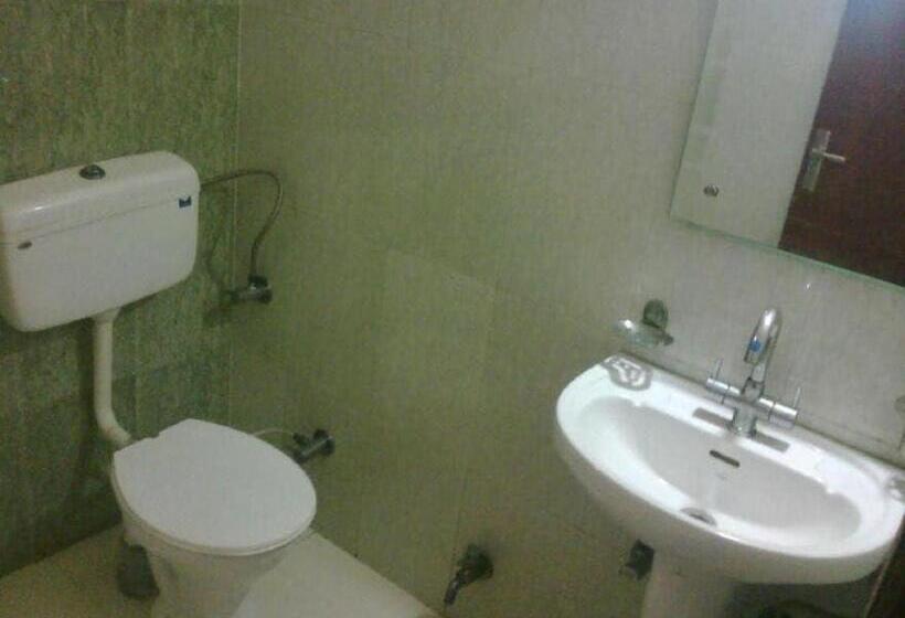 اتاق لوکس سه تخته, Gayatri Palace By Oyo Rooms