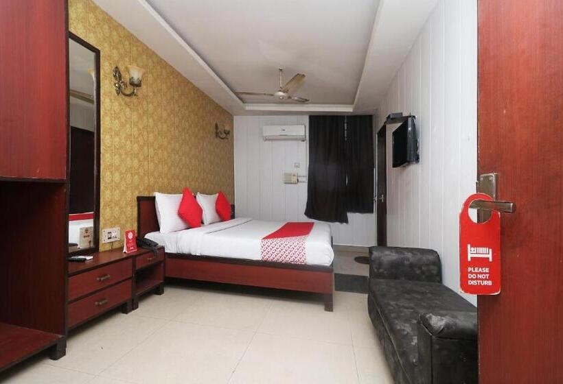 اتاق لوکس سه تخته, Gayatri Palace By Oyo Rooms
