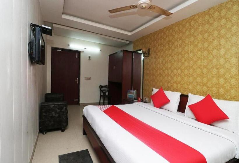 اتاق لوکس سه تخته, Gayatri Palace By Oyo Rooms