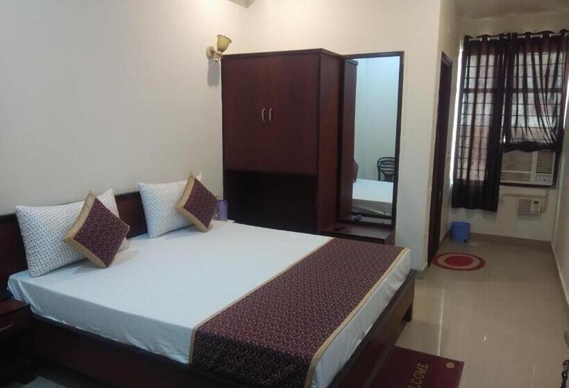 اتاق کلاسیک سه تخته, Gayatri Palace By Oyo Rooms