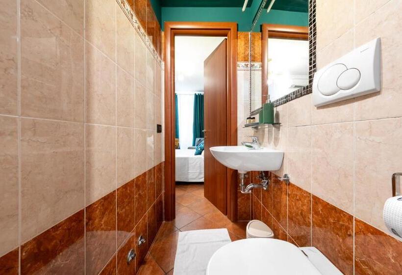 اتاق استاندارد سه نفره, Colosseo Relais