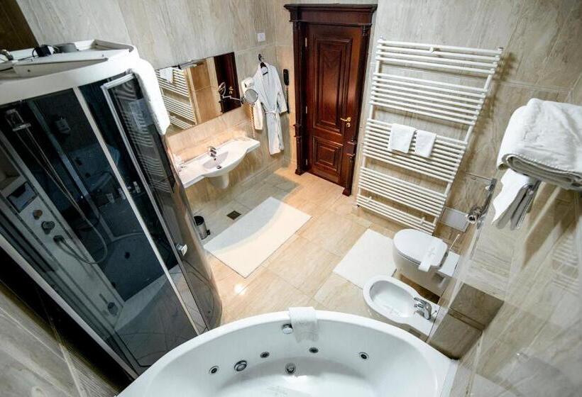 Family Suite, Golden House