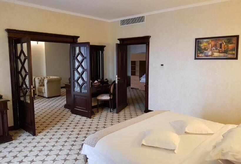 Family Suite, Golden House