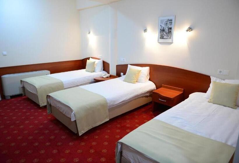 Habitación Triple Estándar con Balcón, Salida