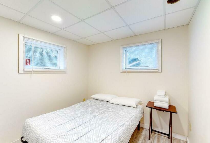Апартаменты 2 Спальни, Modern Log Chalet   Lower Unit