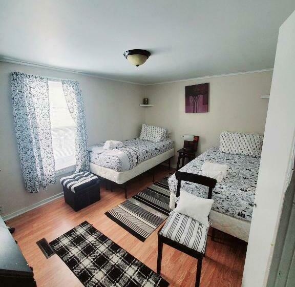 Номер Стандарт, Room In Guest Room   Black White Rm By Yale U