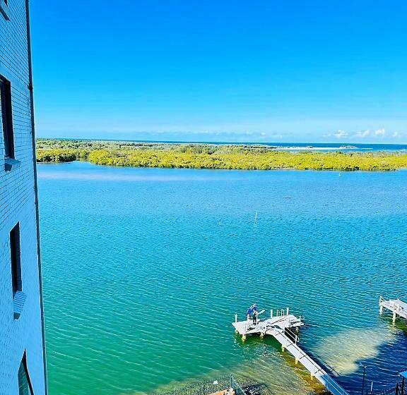 2 Bedrooms Apartment River View, Banyandah Towers