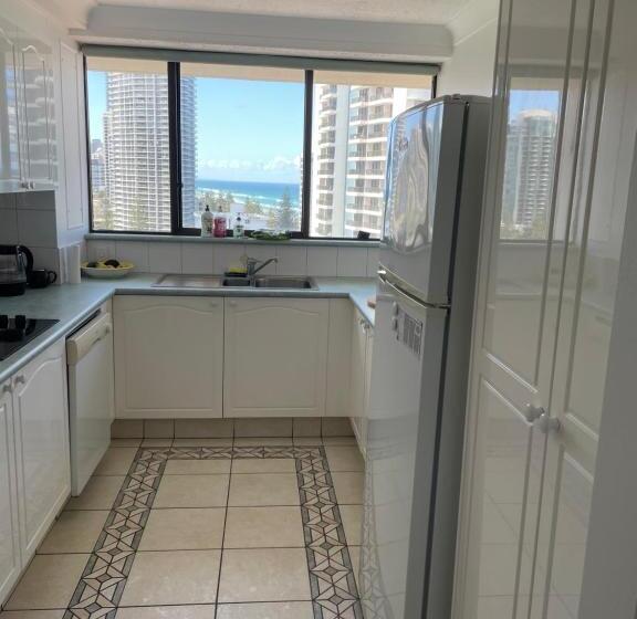 آپارتمان اقتصادی دو خوابه, Surfers Century Oceanside Apartments
