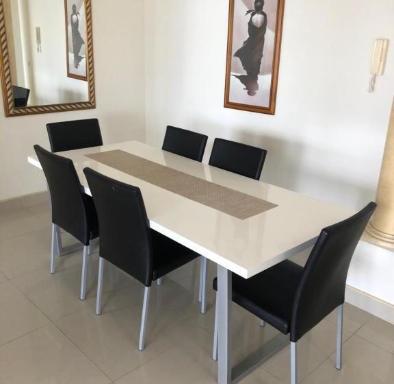 آپارتمان اقتصادی دو خوابه, Surfers Century Oceanside Apartments