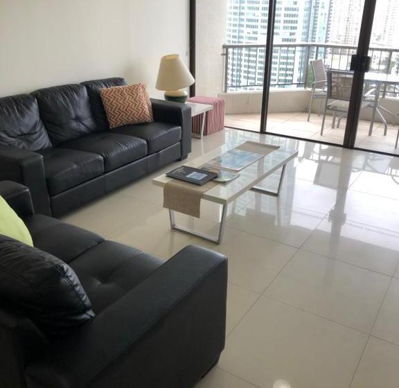 آپارتمان اقتصادی دو خوابه, Surfers Century Oceanside Apartments