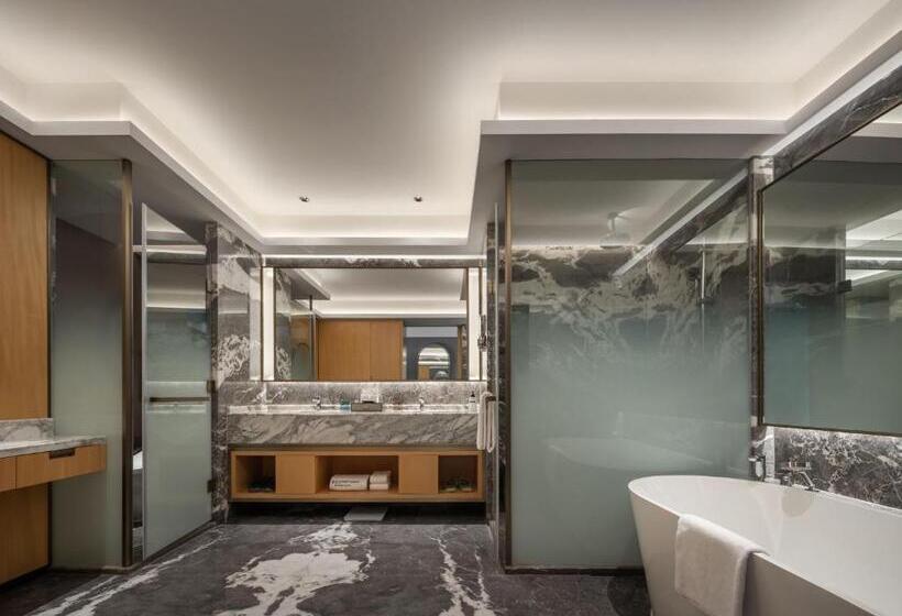 Superior room with lake view, Wyndham Grand Zhaoqing Downtown