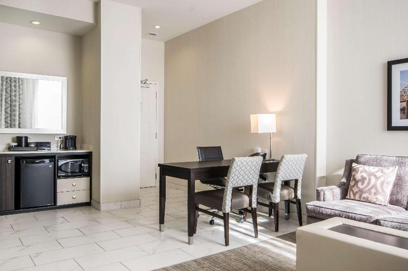 سوئیت با تخت بزرگ, Embassy Suites Louisville Downtown