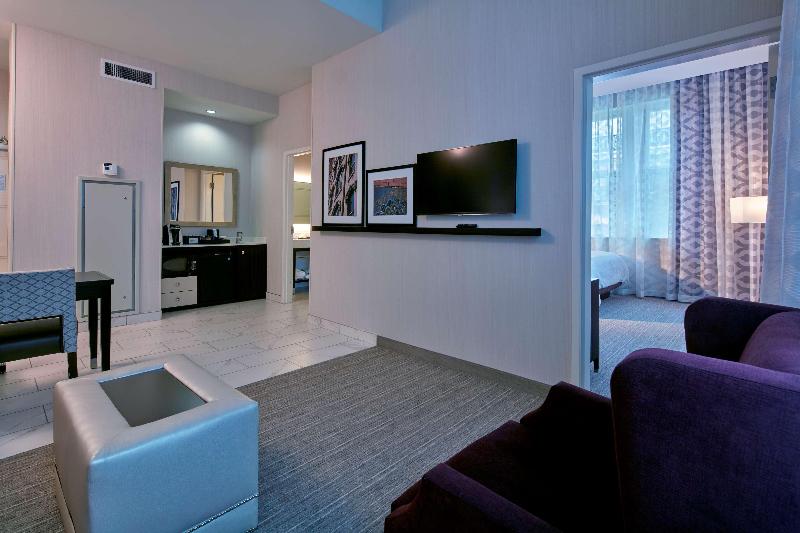 سوئیت با تخت بزرگ, Embassy Suites Louisville Downtown