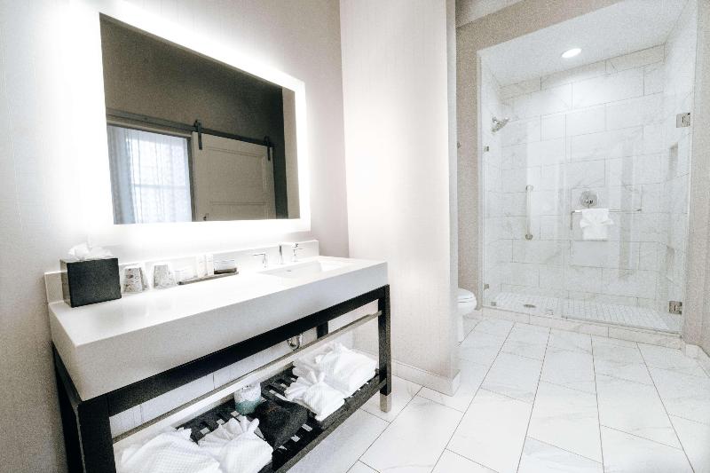 سوئیت با تخت بزرگ, Embassy Suites Louisville Downtown