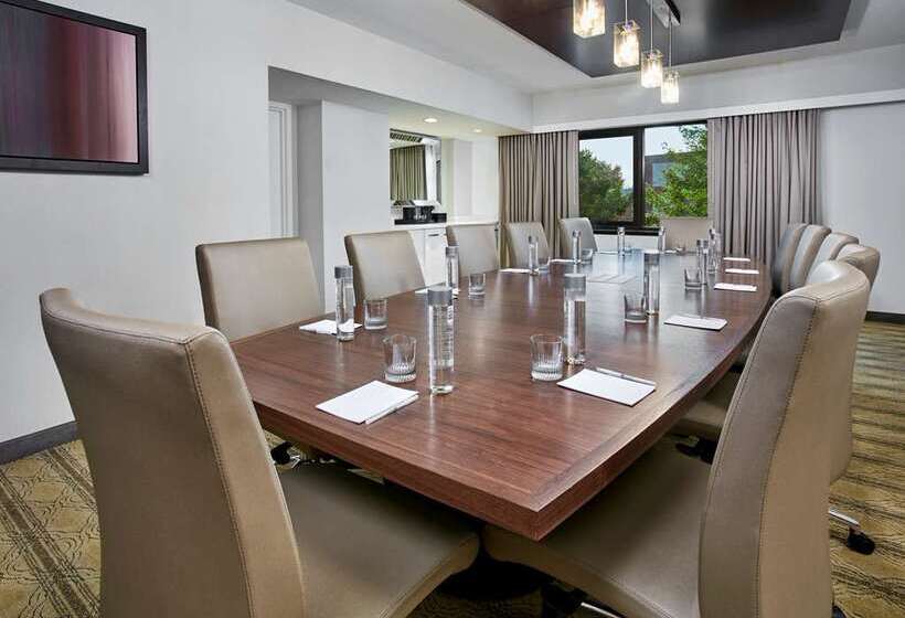 스위트, Embassy Suites Louisville Downtown