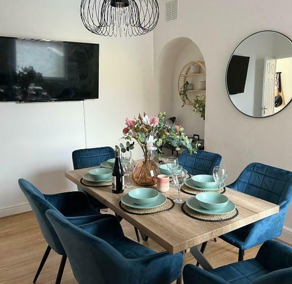 Дом 1 Спальня, Cheerful 5 Bedrooms & En Suite Bathrooms Town House